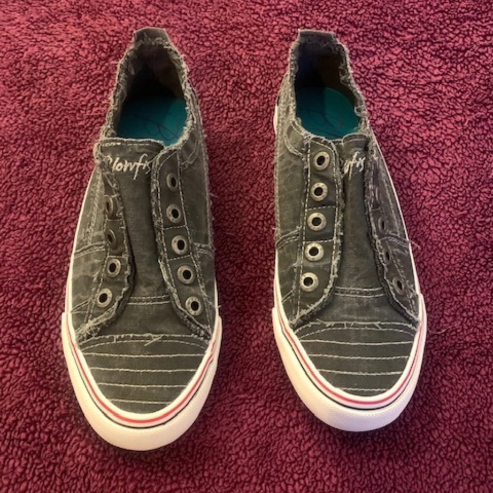 New Blowfish low-top shoes size 8.5